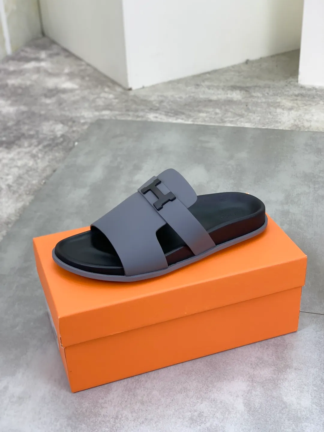 Men's shoes 💰P440 New [HERMES] high-end quality new Hermès slippers, made of imported silk calfskin, wear-resistant and non-slip rubber outsole. Fashionable and elegant code number: 39-44 (38 45 46 customized)